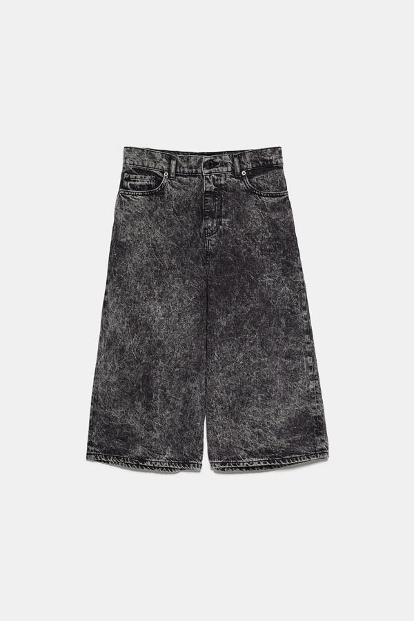 Entre las últimas en llegar a los catálogos esté esta bermuda de tiro alto con efecto lavado en color negro. Es de Zara, tiene el cierre con cremallera y botón metálico y cuesta 29,95 euros. Disponible entre las tallas 34 y 42.