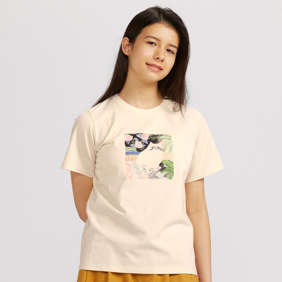 En esta camiseta el gato forma parte de un bonito cuadro en tonos pastel, ideal para el color crema de la prenda. Tiene un precio de 14,90 euros y está disponible entre las tallas XXS y XXL.