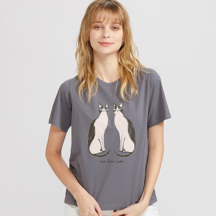 Otra de las propuestas en color gris es esta simpática camiseta con dos felinos en tonos blancos y negros y un mensaje claro: “we love cats”. Cuesta 14,90 euros y está disponible entre las tallas XXS y XXL.