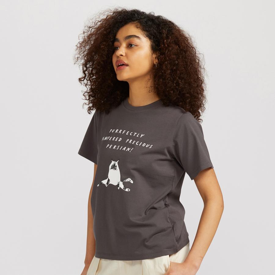 En color gris, con gato persa y mensaje en el frontal, esta camiseta de manga corta tiene un precio de 14,90 euros y está disponible entre las tallas XXS y XXL.