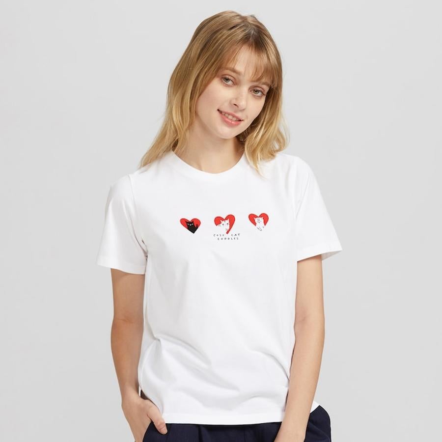 En color blanco, con tres corazones en la parte superior delantera, que ocupan otros tantos gatos. Cuesta 14,90 euros y está disponible entre las tallas XXS y XXL.