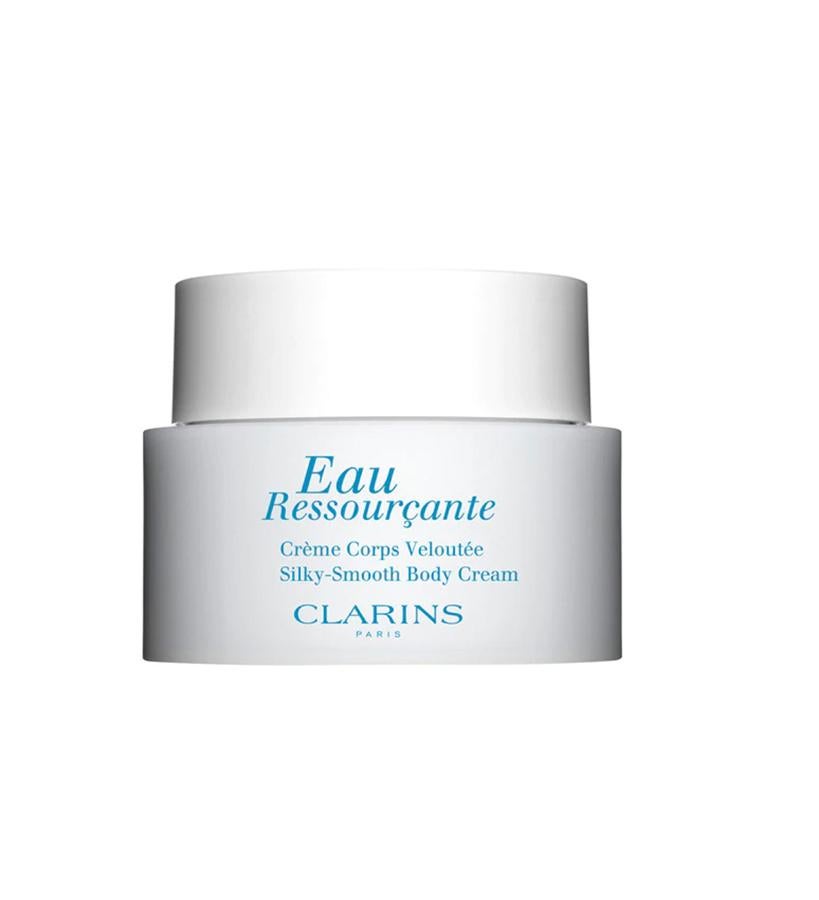 Contiene extracto de zarzaparrilla (desfatigante e hidratante) acacia (suavizante) y longana (estimulante). Además, su formulación incluye aceites esenciales de albahaca, lirio, cedro y benjuí que perfuman, claman y relajan.  Eau Resourçante de Clarins  (39 €).