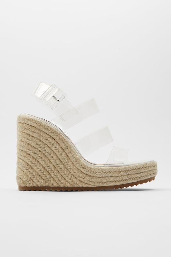 Sandalias de cuña de esparto y tiras de vinilo transparentes, de Zara (39,95 euros).