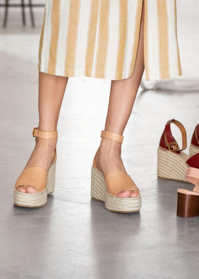 Sandalias con plataforma de esparto y piel, de & Other Stories (89 euros).