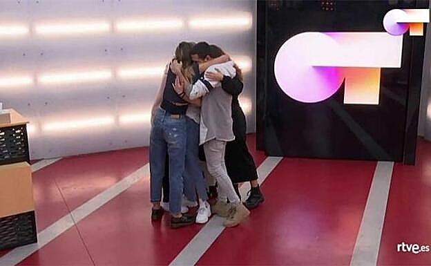 Esta es la imagen del abrazo de los concursantes, que han dado todos negativo en el test del Covid-19.
