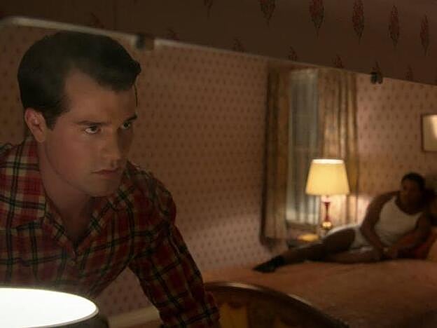 El actor Jake Picking interpreta a Rock Hudson. Su pareja en la serie es el guionista Archie Coleman, encarnado por el actor Jeremy Pope.