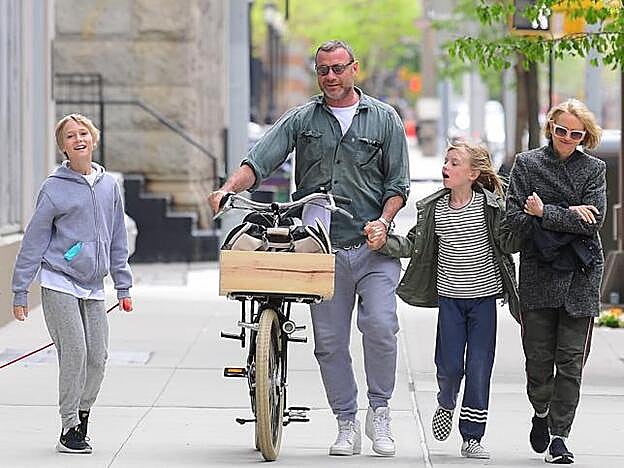 Liev Schreiber y Naomi Watts paseando con sus dos hijos por Nueva York.