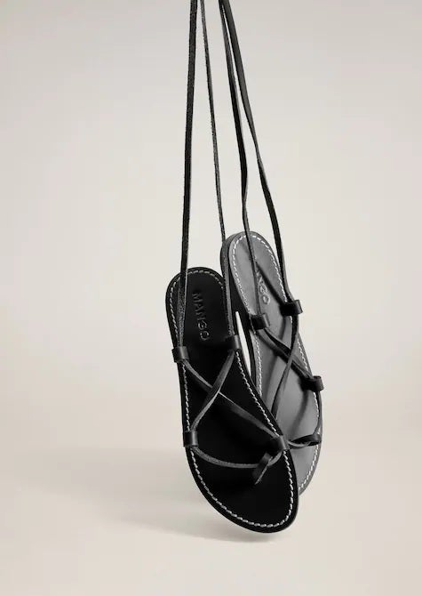 Un clásico que siempre estiliza, son las sandalias negras atadas, como estas de piel de la nueva colección de Mango. (39,99 euros).