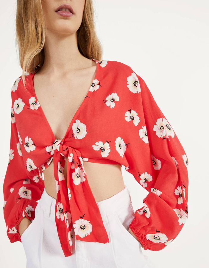 Top con nudo en el pecho y de estampado de flores, de Bershka (17,99 euros).