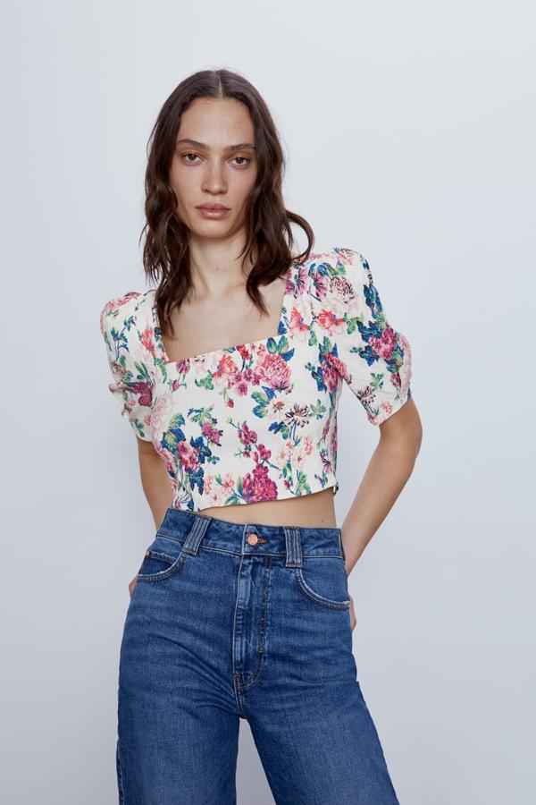 Top cropped con escote cuadrado y estampado de flores, de Zara (25,95 euros).