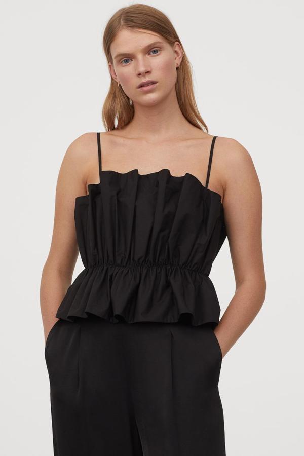 Top plisado de tirantes en color negro, de Sfera (29,99 euros).