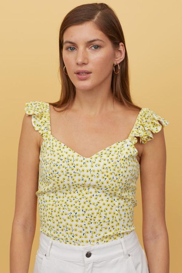 Top de tirantes y estampado floral en tonos amarillos, de H&M (14,99 euros).