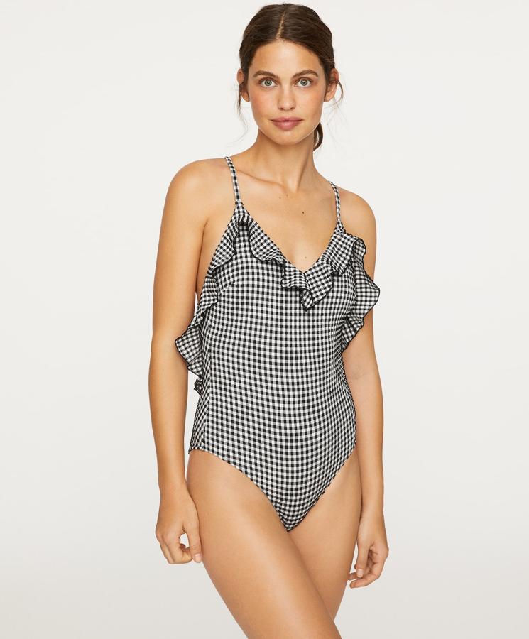 Este bañador triangular con estampado vichy y tirantes ajustables cruzados a la espalda tiene un precio de 35,99. Cuenta con un detalle de volante y goma de sujeción interior.