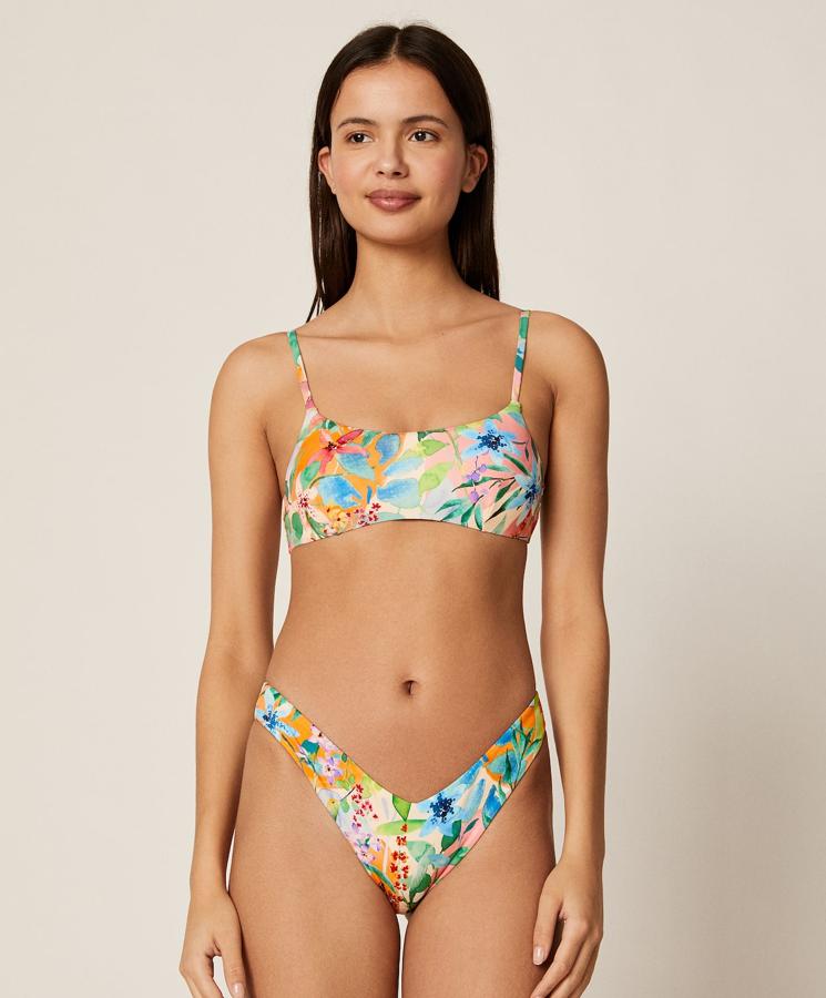 Este colorido bikini con estampado foral está formado por sujetador (17,99 euros) tipo top sin aro y braguita (12,99 euros) brasileña con camal alto y forma delantera con corte en V.