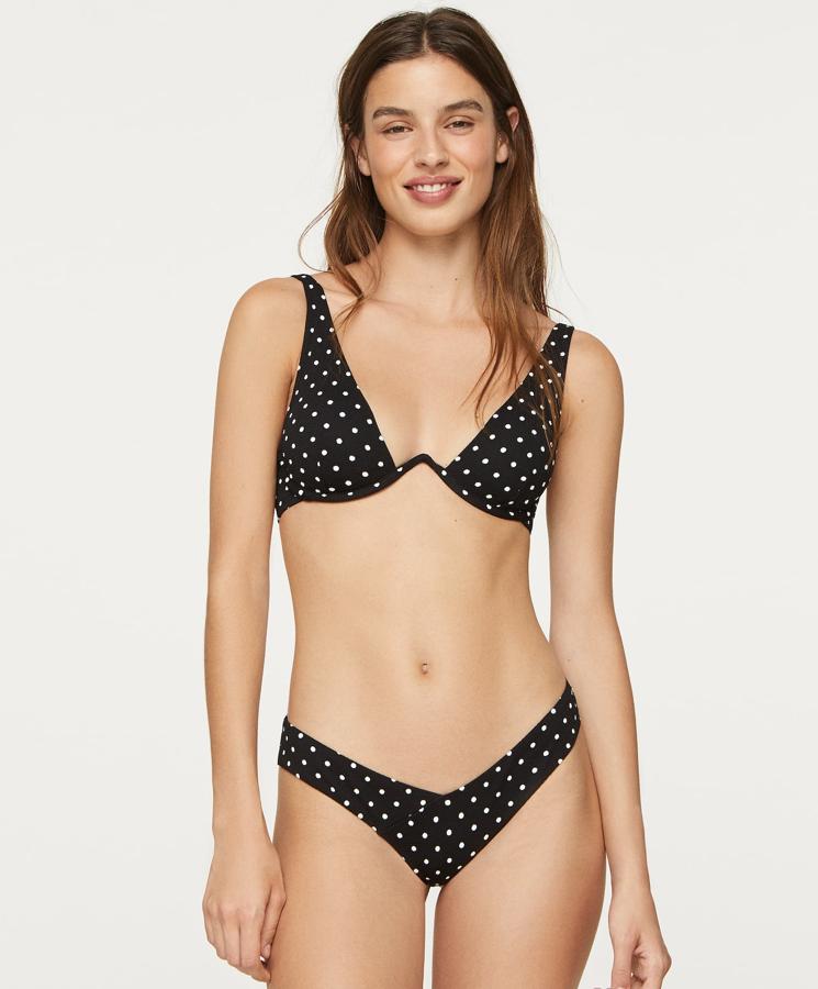 Los topos llegan a bikinis como este con un original diseño, formado por sujetador (17,99 euros) con copa extraíble y aro continuo y braguita (12,99 euros) tanga con corte V.