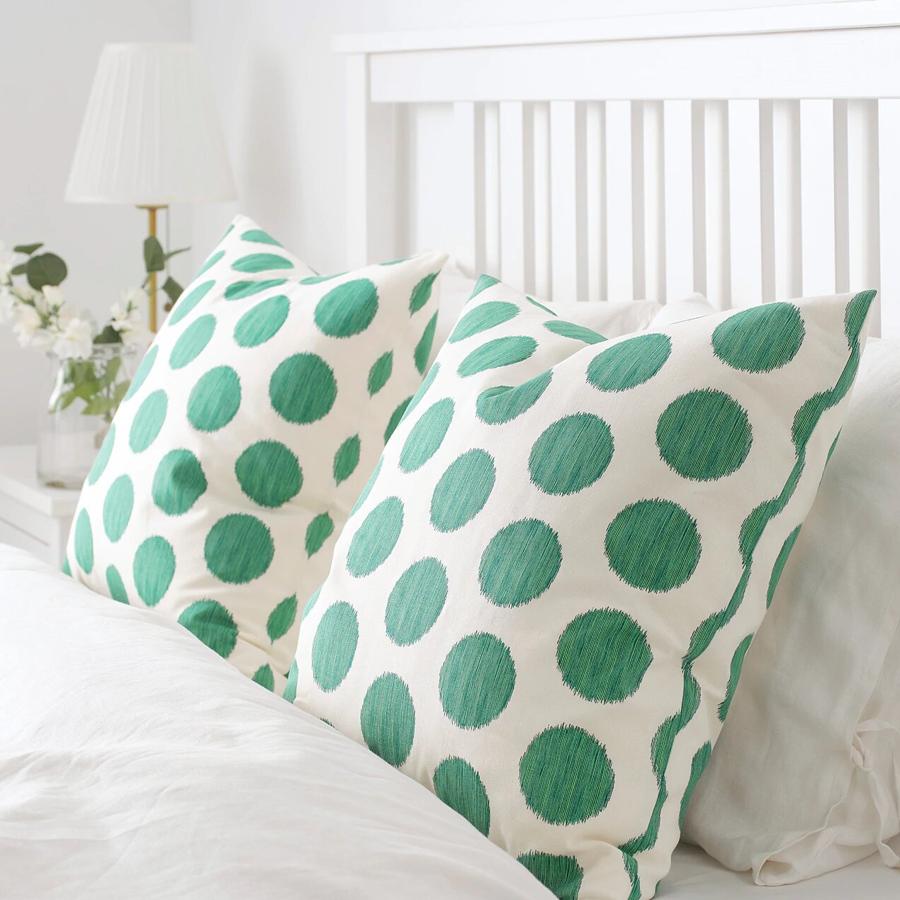 Con grandes lunares en color verde, este cojín está confeccionado en algodón de fuentes 100% sostenibles. Con unas medidas de 50x50, tiene un precio de 4 euros.