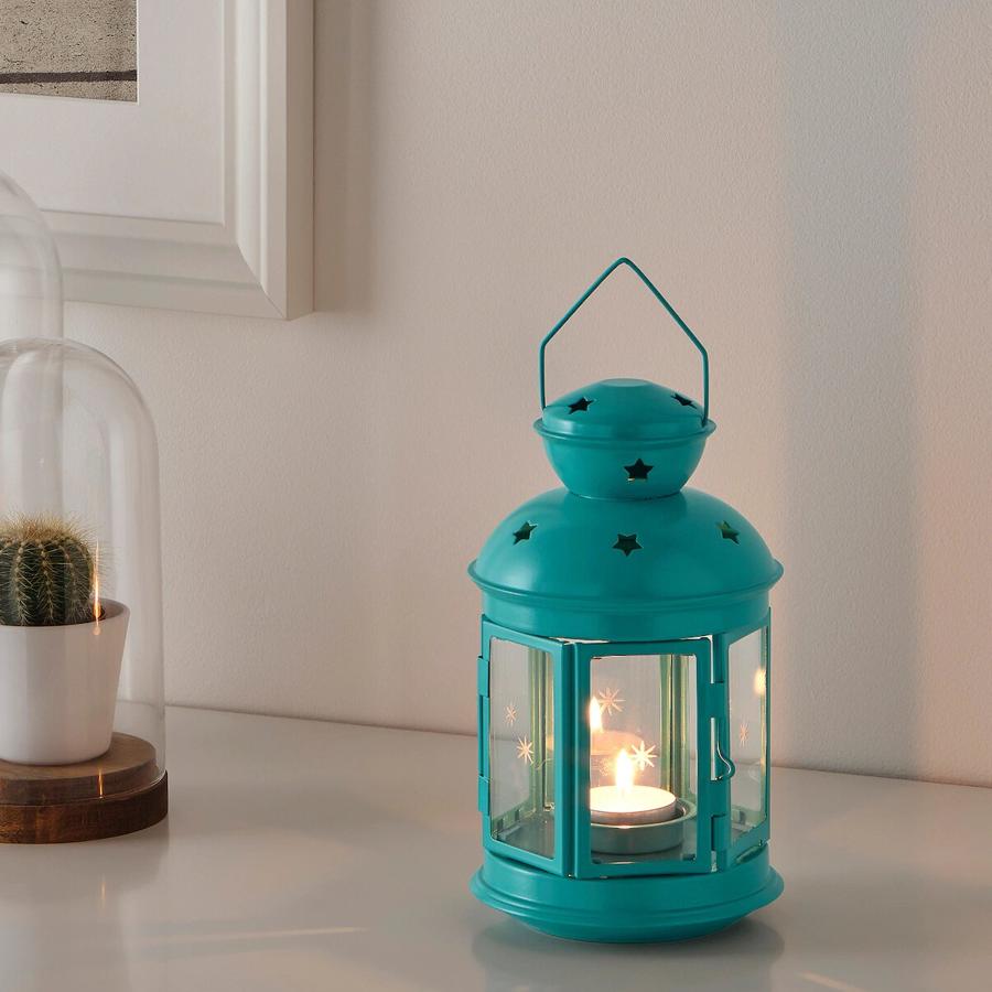 En color azul turquesa, perfecto tanto para interior como para exterior, este farolillo para una vela pequeña tiene un precio de 4 euros.