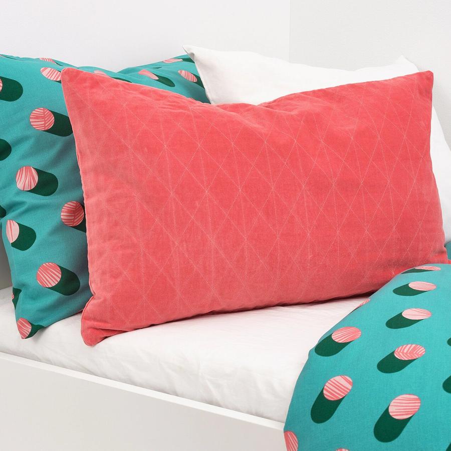 Una de las novedades de la marca sueca es este cojín en color rosa. Con medidas de 40x65, tiene un precio de 8 euros.