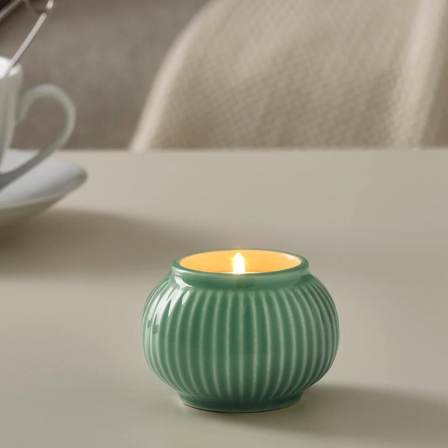 Además de como elemento decorativo, las velas darán a tu vivienda calidez y confort. Este portavelas en color verde tiene un precio de 2,50 euros.