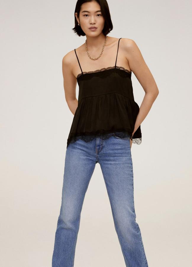 El color negro sigue reinando en tops lenceros como este de Mango, también disponible en crudo con encaje tanto en la parte superior como en la inferior. Tiene un precio de 19,99 euros.
