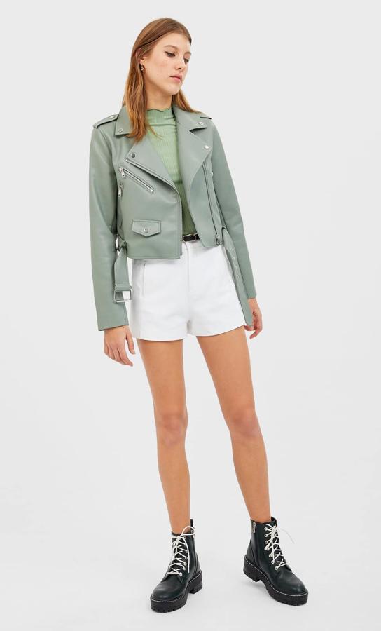 En color blanco (también disponible en negro), este short de tiro alto es de Stradivarius y tiene un precio de 17,99 euros.