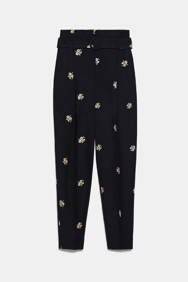 En color azul marino con pequeñas flores bordadas en blanco, este pantalón de tiro alto con pliegues cuenta con aplicación de cinturón forrado. Tiene un precio de 29,95 euros.