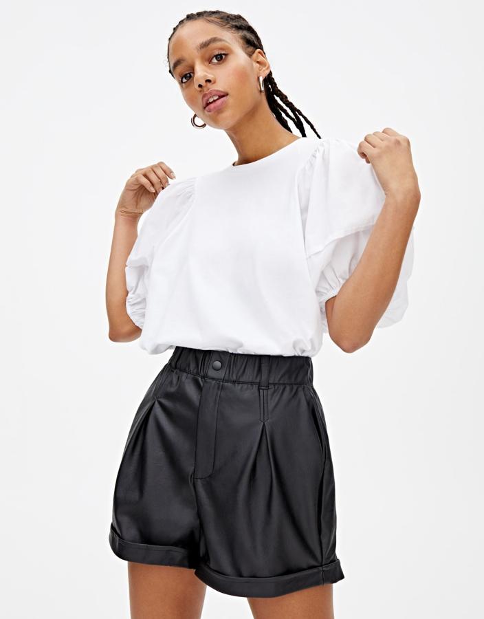 Pull & Bear apuesta por este pantalón corto de efecto piel en color negro, con bolsillos y cintura con trabillas. Con detalle de bajo vuelto, tiene un precio de 19,99 euros.