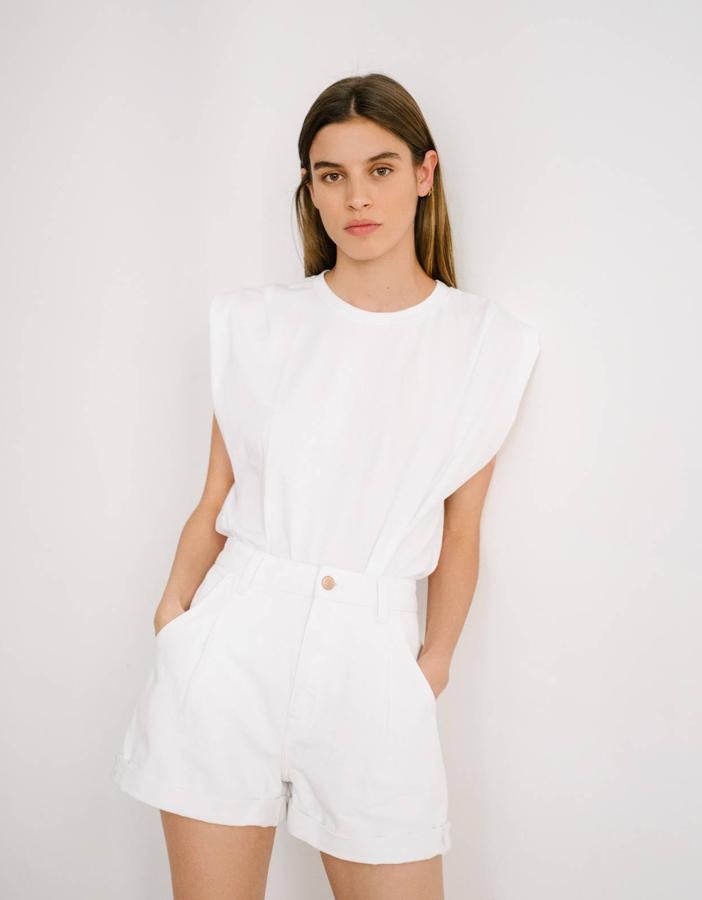 Estos shorts mom fit en color blanco (también los puedes encontrar en varios tonos de azul y negro) son de Bershka. Confeccionados en 100% algodón, tienen un precio de 17,99 euros.