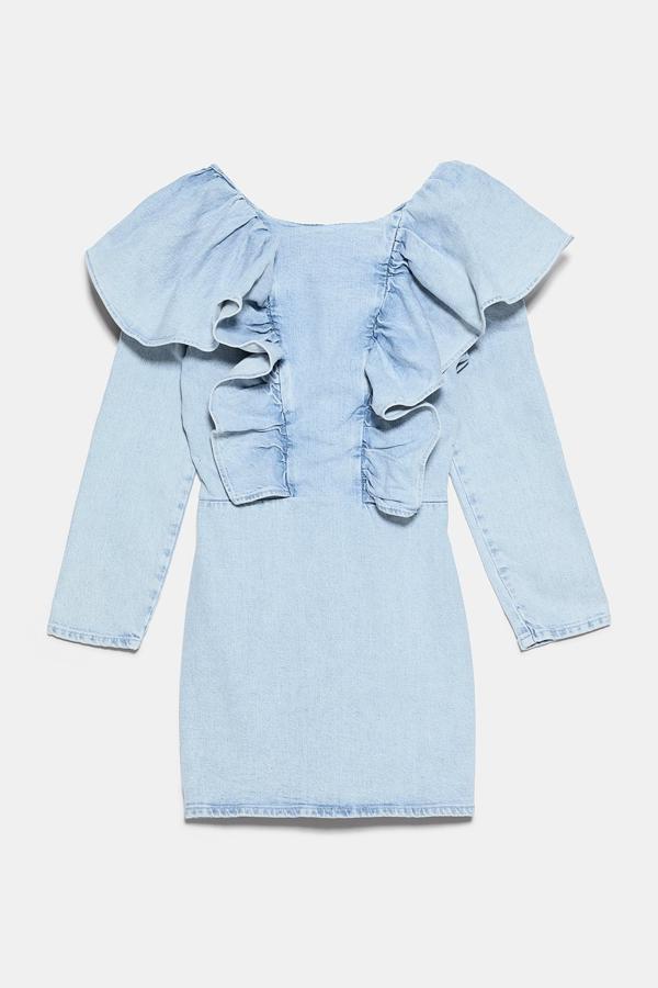 Este vestido corto denim de escote redondo y manga larga tiene detalle de volantes en la parte delantera. Tiene un precio de 29,95 euros.