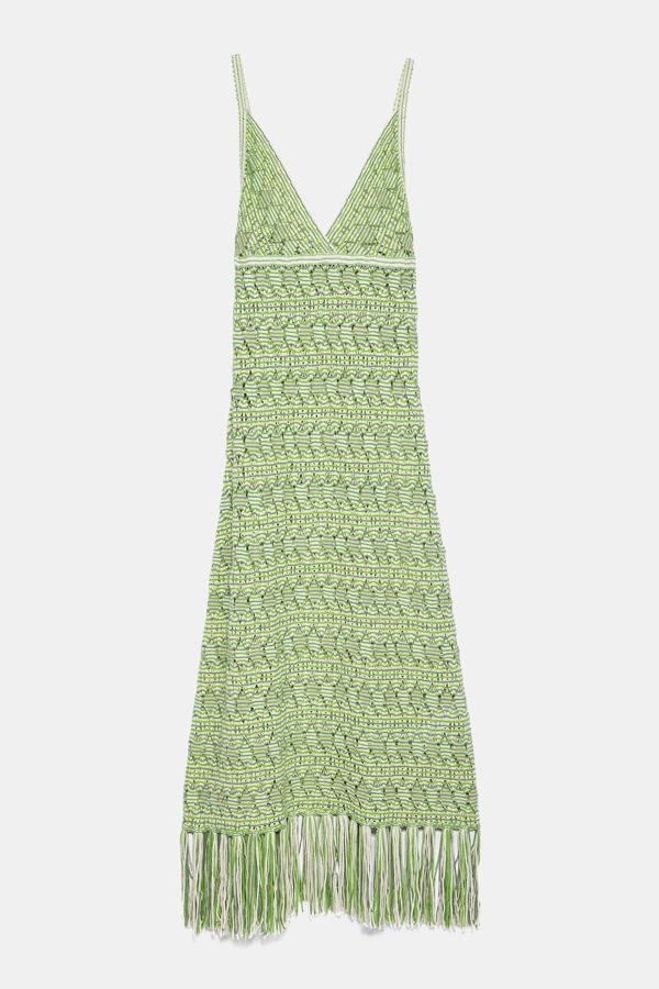 En color verde y crudo, este vestido de punto con escote de pico y tirantes tiene un precio de 29,95 euros. Con acabado de flecos en el bajo, es un diseño muy favorecedor..