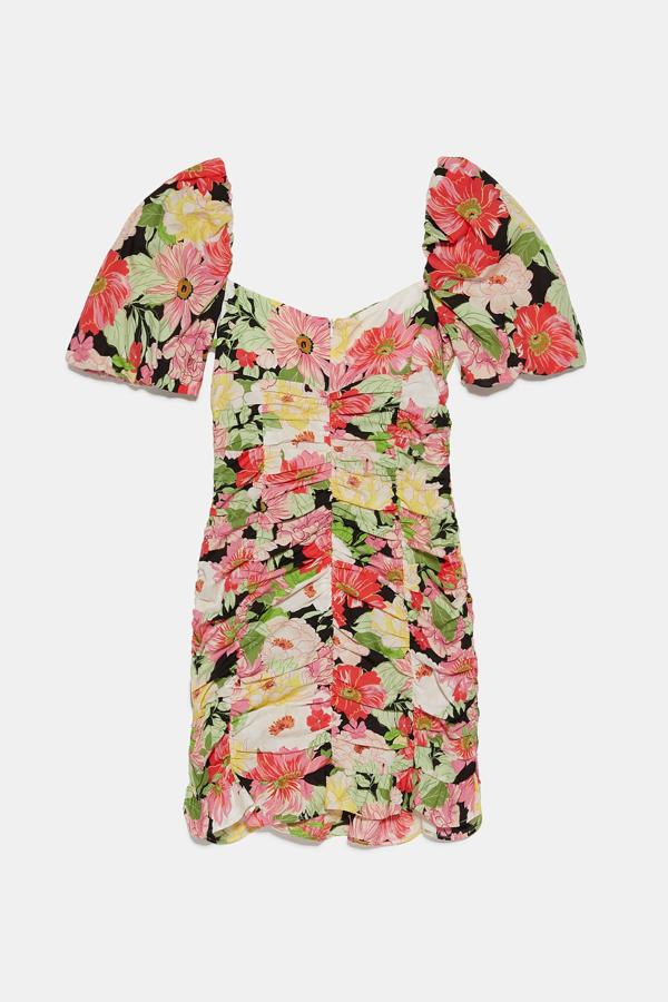 Este vestido corto con escote de pico y manga corta abullonada ya es uno de los favoritos. Con colorido estampado de flores, tiene detalle de frunces y bajo acabado en volantes y tiene un precio de 29,95 euros.