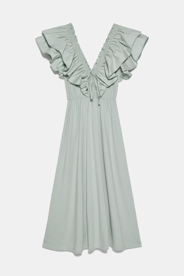 Este vestido largo en color verde agua cuenta con escote de pico y manga sisa acabada en volante. Con detalle de pliegues con elástico y lazadas, tiene un precio de 22,95 euros.