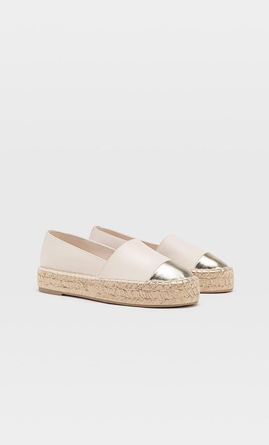 Estas alpargatas en blanco roto con puntera en metálico prometen ser de lo más cómodas. Tienen un precio de 25,99 euros.