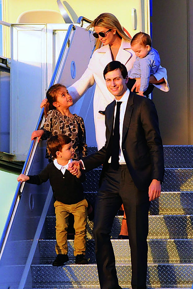 Junto a estas líneas, con toda la familia, bajando del avión presidencial para pasar unos días en Mar-a-Lago, la residencia de Trump en Florida.