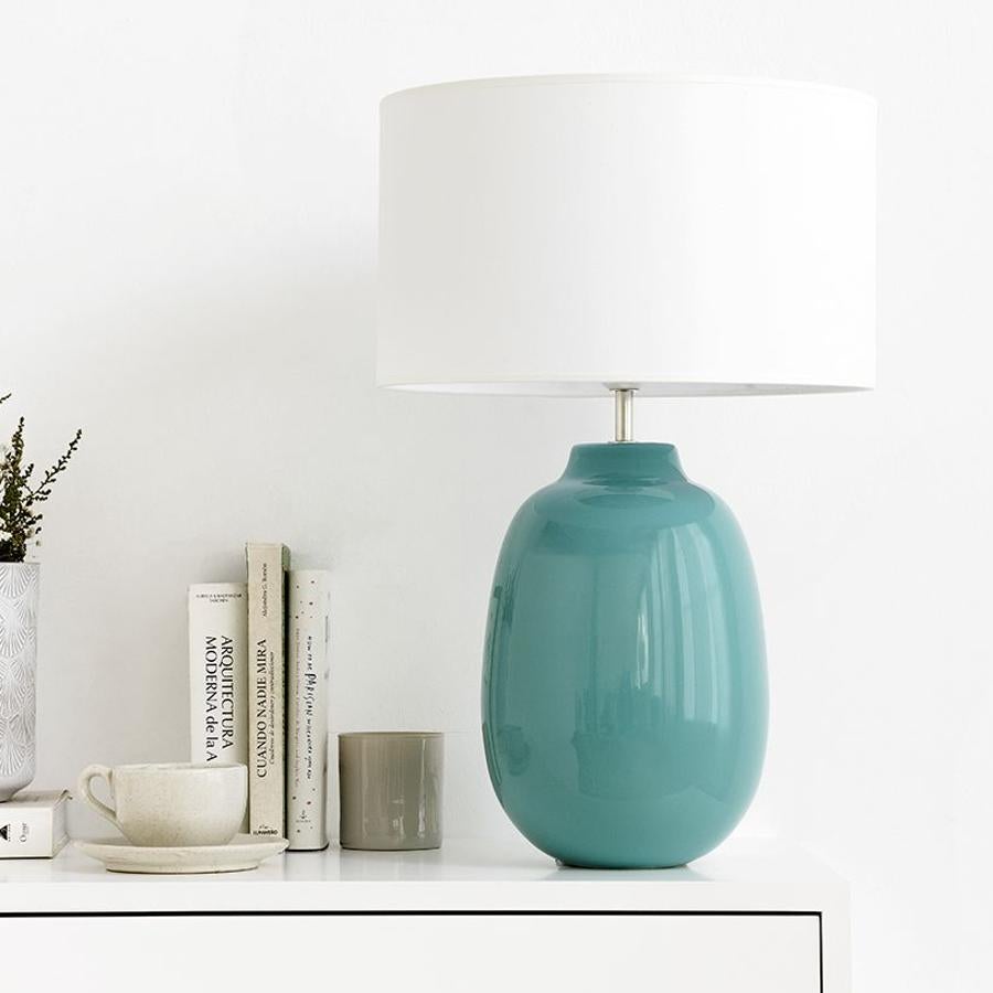 En Kenay Home encontramos esta bonita lámpara de sobremesa de cerámica en color azul, también están disponibles otros colores, que tiene un precio de 89,90 euros.