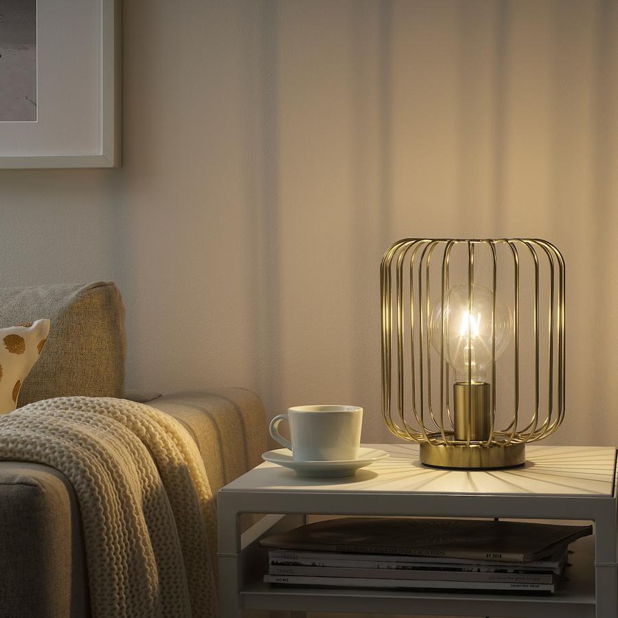 Chapada en latón, esta lámpara de mesa es una de las novedades de Ikea para esta temporada. Tiene un precio de 12 euros.