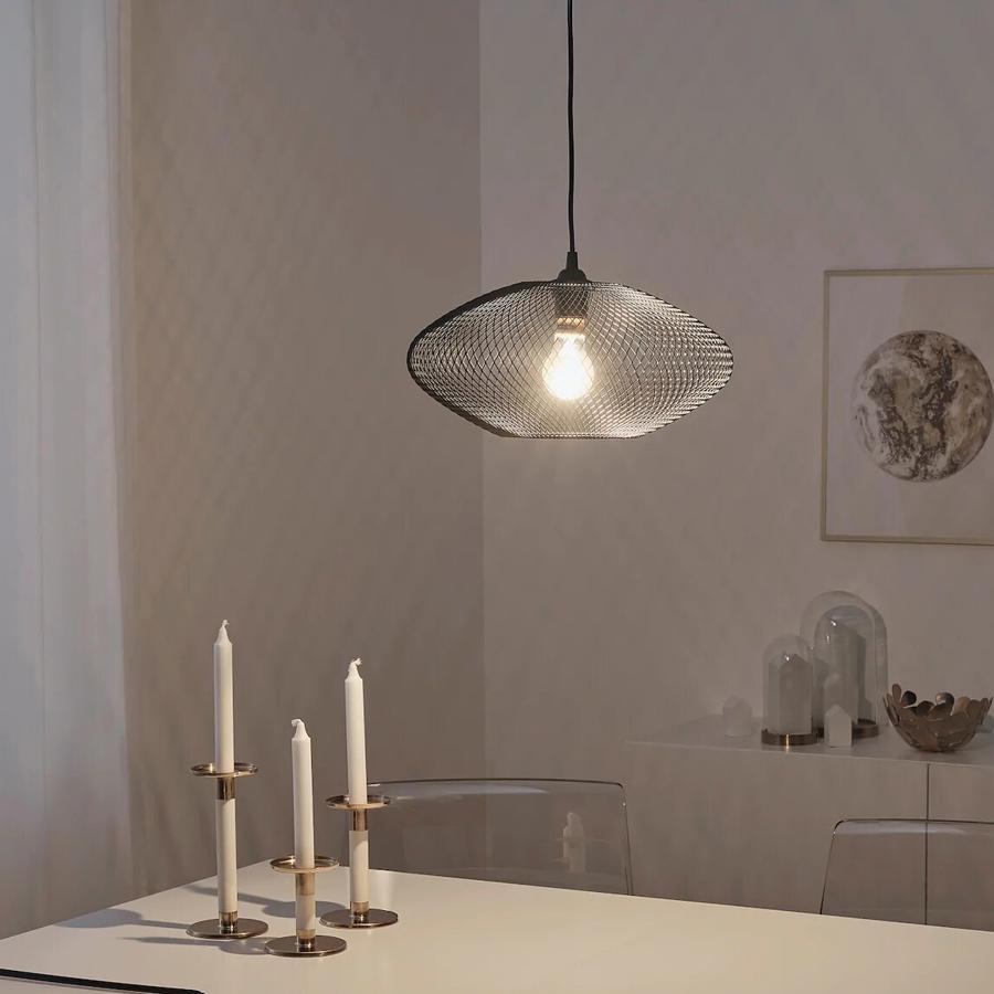 Crea un ambiente cálido y acogedor con esta lámpara de techo de Ikea. Con forma ovalada en color negro, tiene un precio de 18,50 euros.