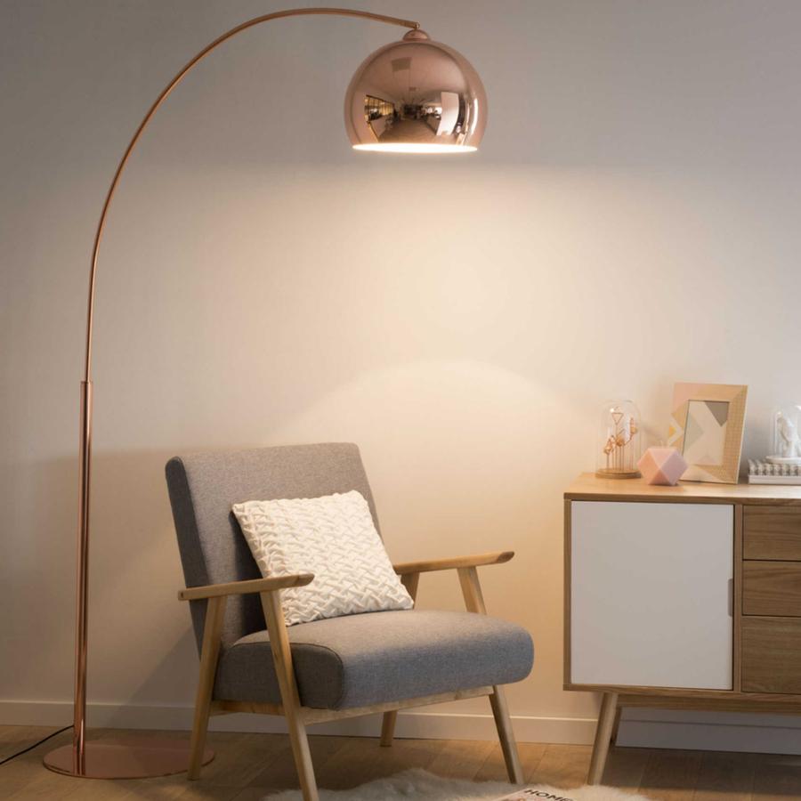 Esta lámpara de pie en metal cobrizo es de Maisons du Monde. Con una altura de 195 centímetro, es una fuente de luz original y acogedora. Tiene un precio de 139,90 euros.