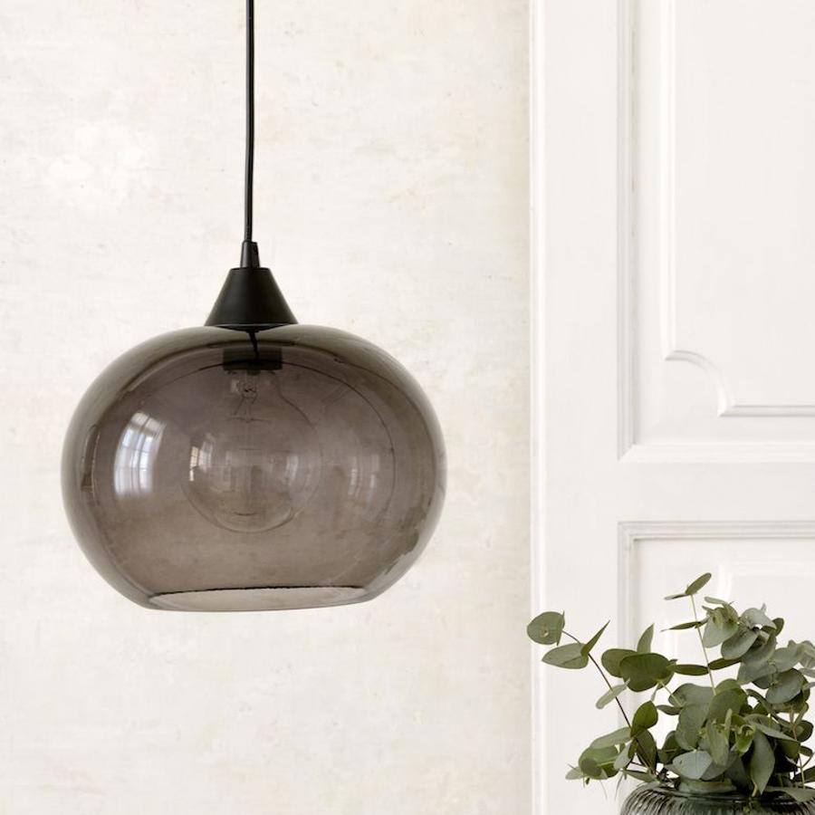 Esta lámpara de techo con pantalla de vidrio ahumado en color gris es de Kenay Home y tiene un precio de 79 euros. Disponible en otros tamaños y formas.