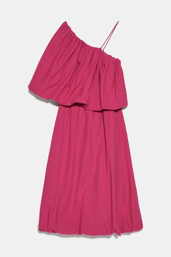 Este vestido de corte asimétrico en color rosa cuenta con elástico en la cintura y detalle de volante con volumen. Tiene un precio de 29,95 euros.