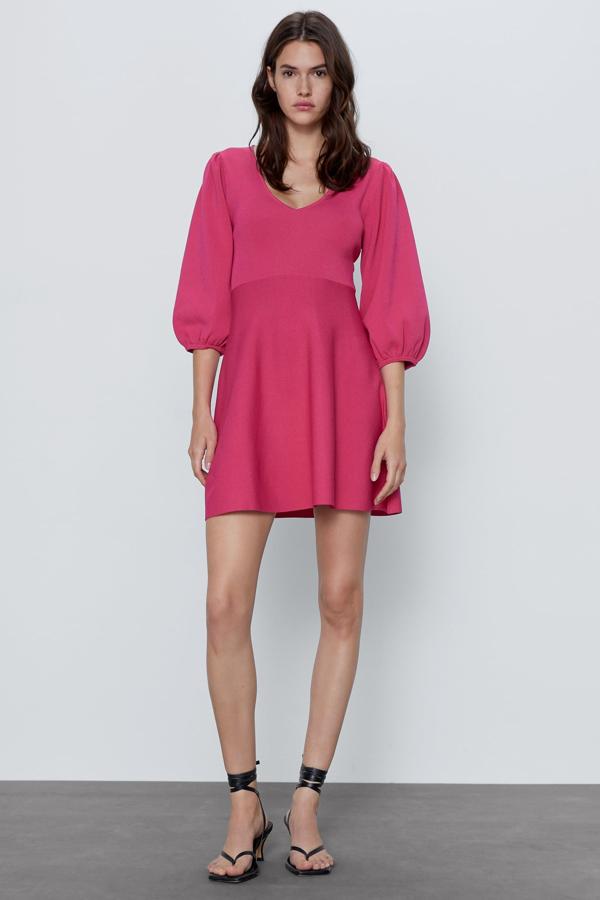 En los Special Prices de Zara nos encontramos este vestido de punto en rosa fucsia con escote de pico y manga por debajo del codo abullonada. Tiene un precio de 19,99 euros.