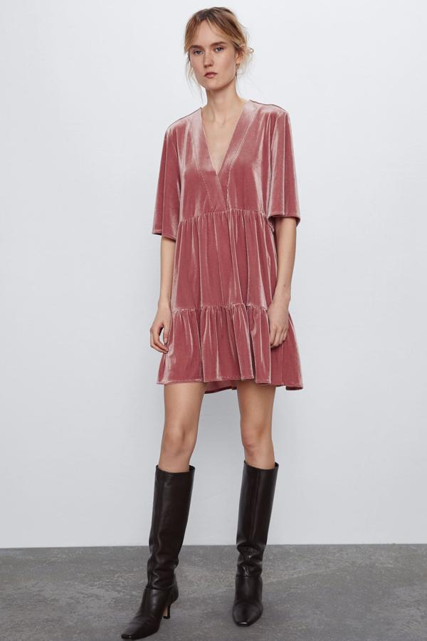 Este vestido de terciopelo con escote de pico y manga corta amplia tiene un precio de 29,95 euros. Cuenta con volantes en el bajo.