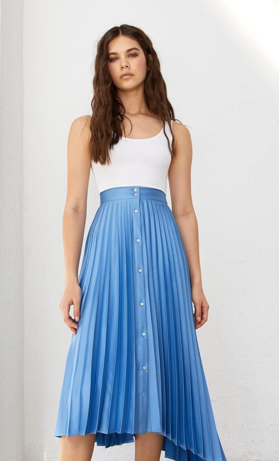 Faldas midi plisadas hay muchas, pero ninguna tan original como la que acaba de lazar Stradivarius, con el bajo asimétrico. En color azul, y botones frontales a contraste en blanco, tiene un precio de 25,99 euros y está disponible entre las tallas 34 y 42, aunque la última se está agotando.