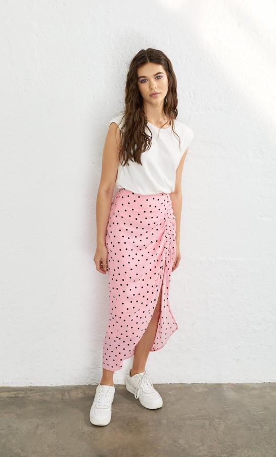 Los lunares no podían faltar en esta selección y llegan de la mano de una de las últimas incorporaciones al catálogo de Stradivarius. En color rosa pastel, con diseño de tubo y abertura delantera con detalle de frunces, cuesta 19,99 euros y está disponible entre las tallas 38 y 42.