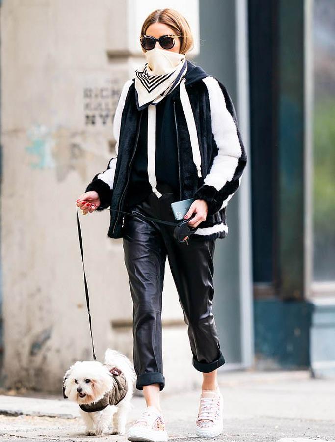 En impecable y coordinado blanco y negro, desde el pantalón de cuero remangado por encima del tobillo a la cazadora de pelo y, por supuesto, un pañuelo a lo bandolero con estampados geométricos.