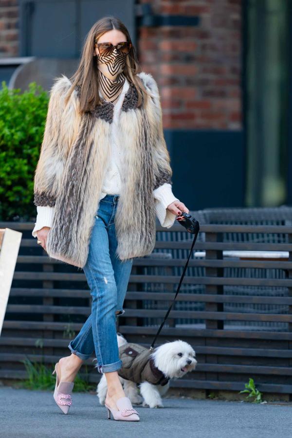 Otro abrigo de pelo más de su amplia colección, mezclado en esta ocasión con unos vaqueros y unos salones de terciopelo destalonados con hebillas de cristales.