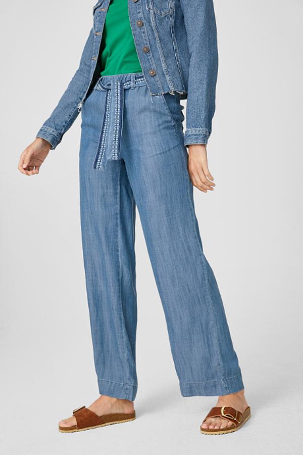 Confeccionado en lyocell, este pantalón palazzo denim es imprescindible para aquellas que aman los vaqueros. Viene con cinturón con bordado estival y cuesta 19,90 euros. Solo queda en las tallas 46C y 48C.