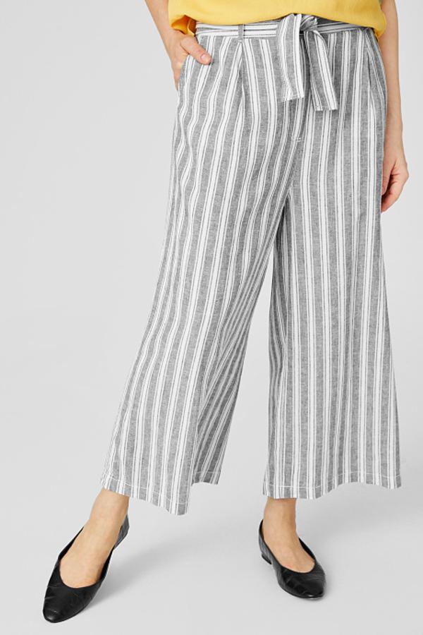 Otra propuesta culotte es este diseño en mezcla de lino con pinzas en la cinturilla y diseño de rayas en blanco y azul desgastado. Cuesta 29,90 euros y está disponible entre las tallas 36 y 50.