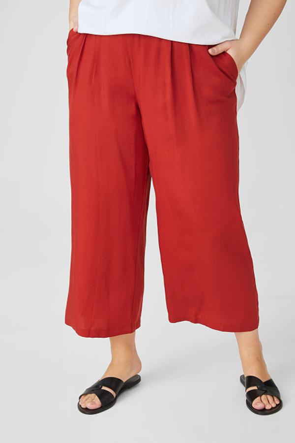 En tejido fluido con cintura elástica, este culotte rojo cuesta 19,90 euros y solo queda en la talla 50. Y se está agotando.