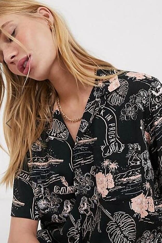 Camisa de manga corta de inspiración hawaiana, de Asos (69,99 euros).